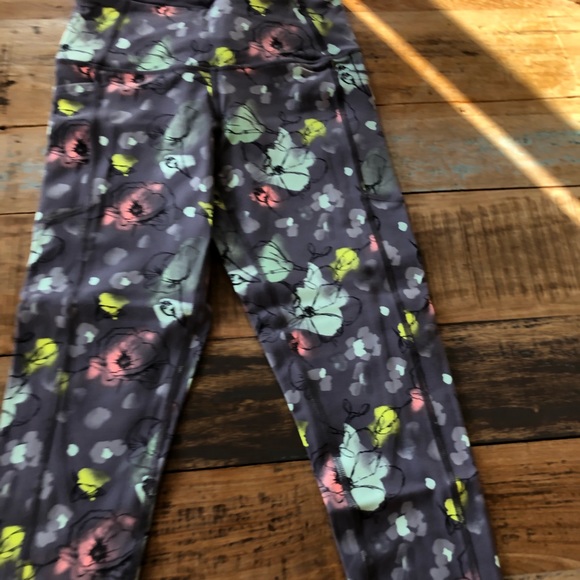 NEW Victoria’s Secret Knockout Capris - Picture 2 of 5